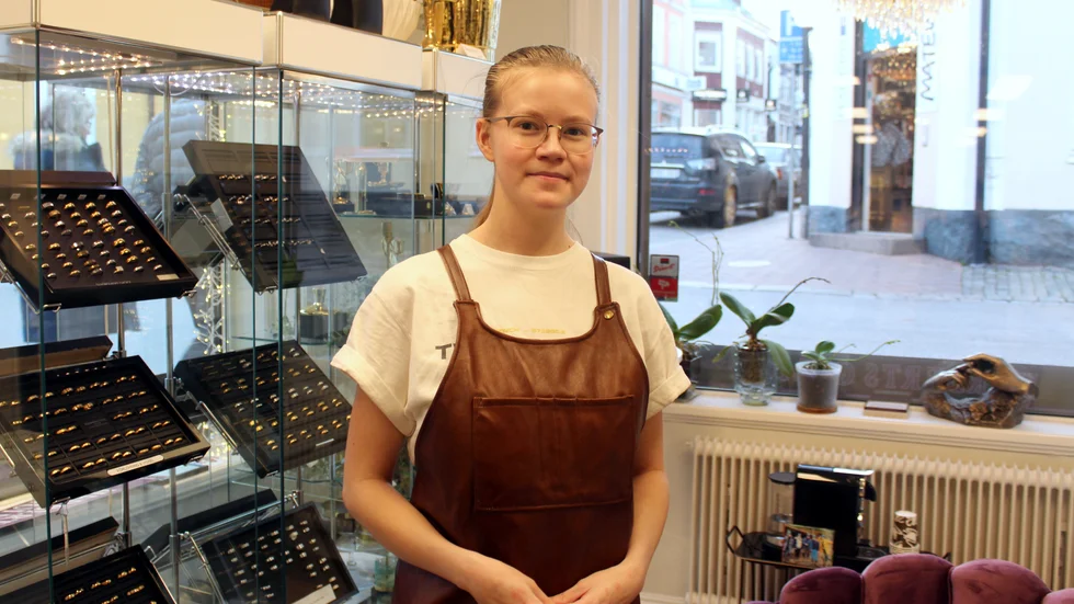 Louise Wetterström arbetar som guldsmed i Västervik och trivs bra med sitt val.