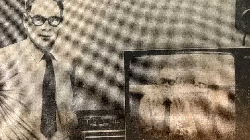 Utbildningssekreterare Lennart Eriksson i TBV intill den nya ITV-apparaten.