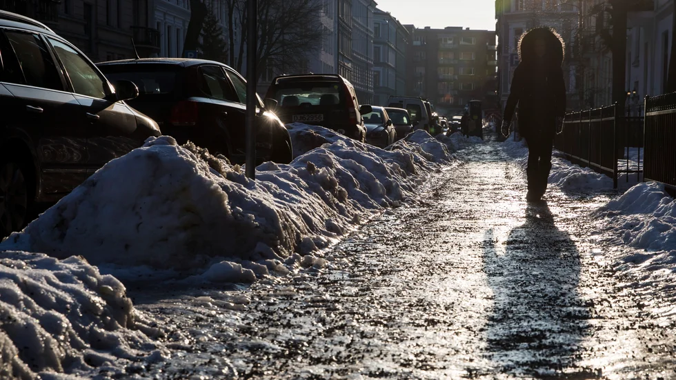 Insändarskribenten är kritisk över sandningen av trottoarer.
