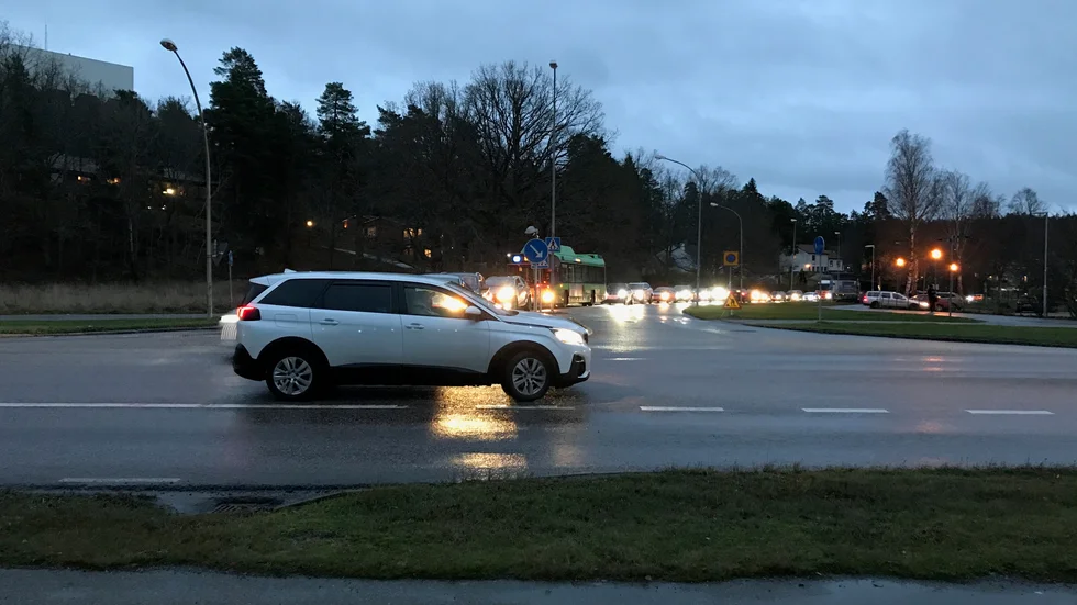 Sedan vägen förbi sjukhuset stängdes av ringlar köerna långa på Kungsladugårdsgatan för den som vill svänga vänster ut på Strängnäsvägen. De blockeras nämligen av de som ska svänga in på samma väg.