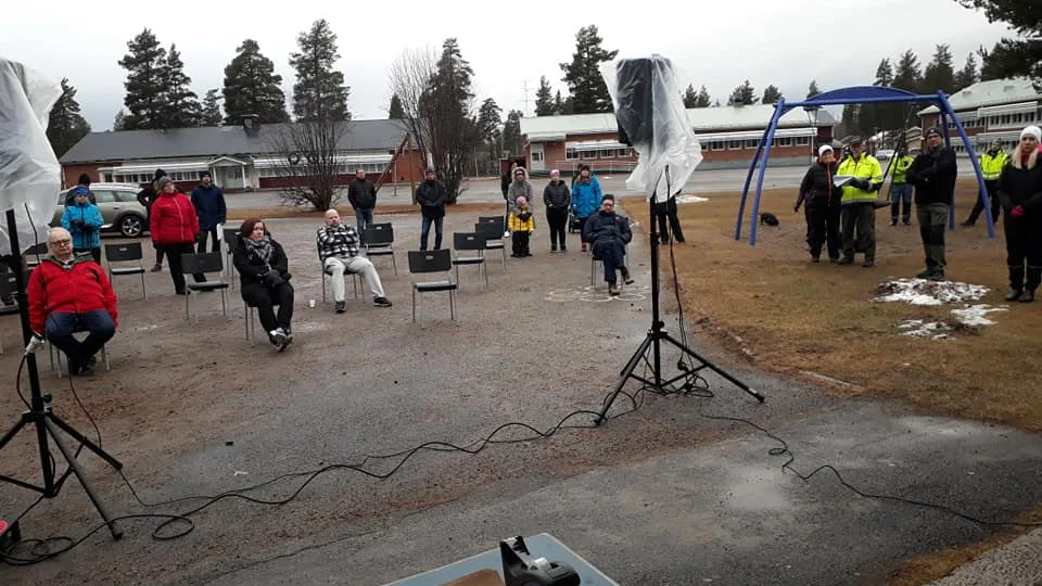 Efter att ha skjutit på ett stormöte under lång tid på grund av pandemin så hölls det i slutändan utomhus i flera omgångar. I bakgrunden till vänster syns NO-huset som de tänkt ta över.