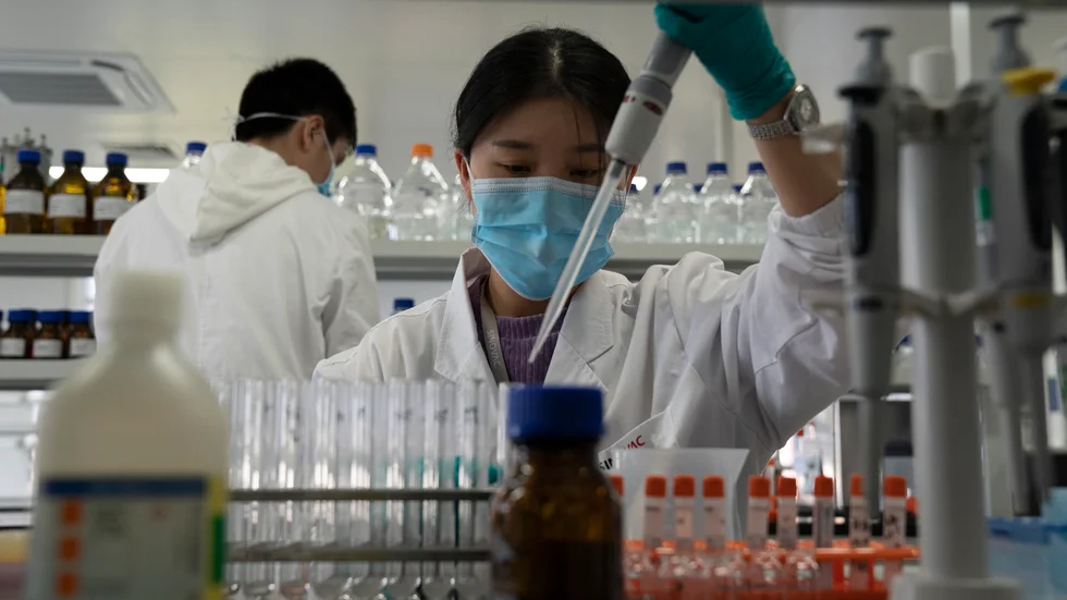 En anställd på Sinovac Biotechs anläggning i Kinas huvudstad Peking tillverkar vaccinet. Arkivbild.