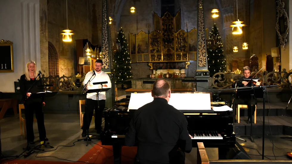 "Julkonsert vid Lucia", från Nederluleå kyrka, ingår i Svenska kyrkans konsertsatsning under advents- och jultiden och går att ses på Norrbottens-Kurirens webb.
På bild ses från vänster: Ewa Nyström, Jonas Wassermann, Andreas Söderberg och Nino Bisori på violin. Övriga medverkande är sångaren Amanda Svensson, Nina Sandell, viola och Mattias Sandlund, cello.