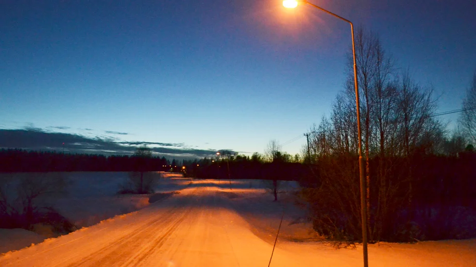 Lamporna ska lysa mindre i skymning och gryning, och det ska finansiera en utökning på helgkvällarna. 