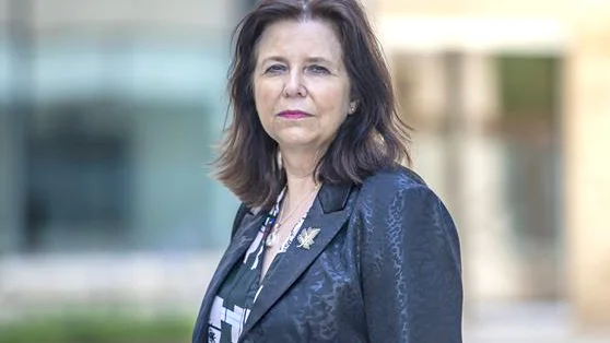 ”En fullföljd gymnasieutbildning är den enskilt viktigaste faktorn för att varaktigt etablera sig på arbetsmarknaden.”, konstaterar arbetsförmedlingen och dess generaldirektör Maria Mindhammar i en ny prognos.
