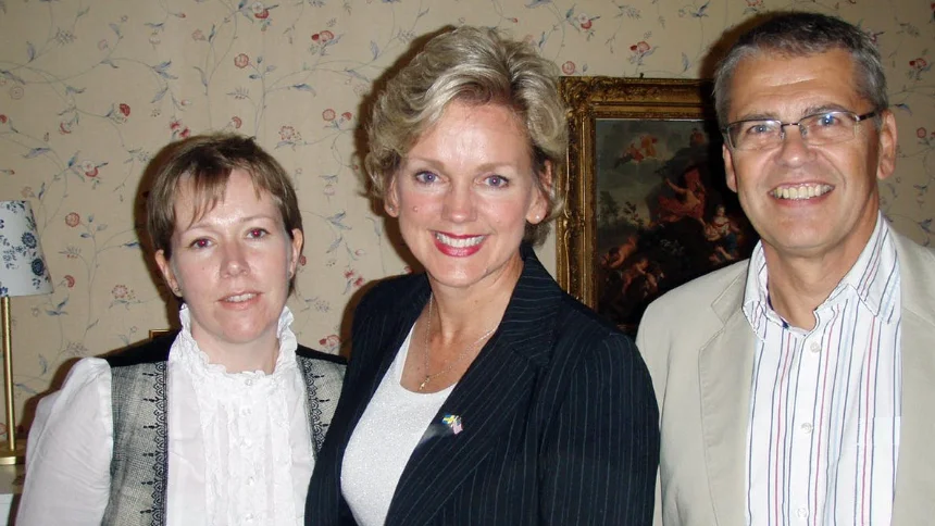 Åsa Grenholm (till vänster) och Jennifer Granholm är tremänningar. Rolf Olofsson är också släkt med Jennifer via sin farfars farfar.