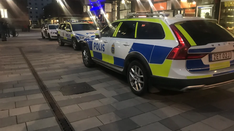 En hotfull man gjorde utfall mot personal i en glasögonbutik i centrala Eskilstuna under tisdagseftermiddagen. Han togs av polisen vid Fristadstorget.