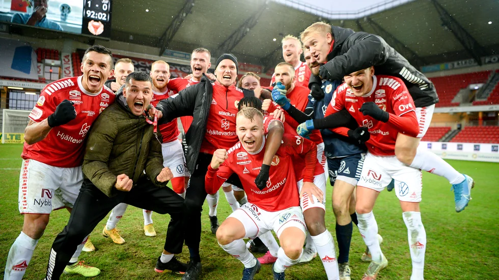 Kalmars spelare jublar efter kvalsegern mot Jönköping.