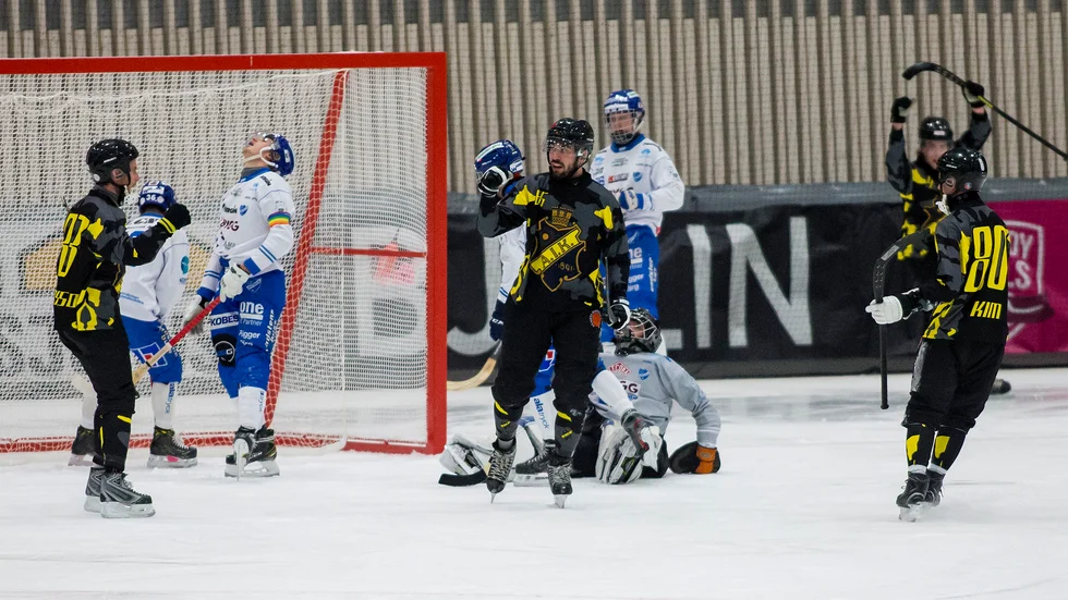 AIK kvitterar till 1-1 genom Alan Dzhusoev och IFK Motala och Fredrik Lönn suckar i besvikelse. AIK vände 0-1 till 4-1 på tio minuter och efter det kunde inte Motala resa sig. IFK har bara en seger på sex matcher.