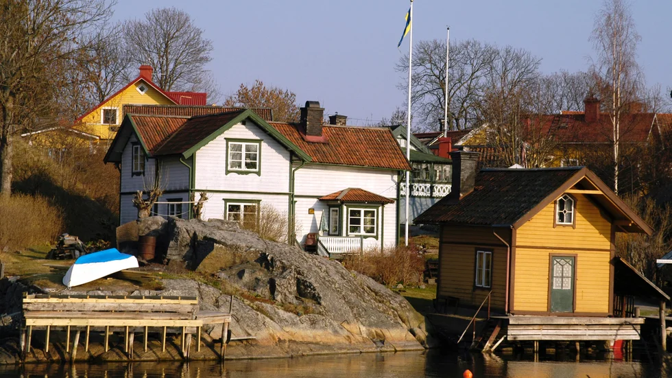 Ledarskribenten välkomnar det uppluckrade strandskyddet.