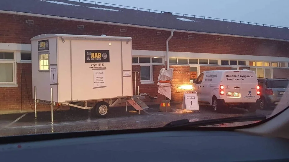 En medarbetare körde med firmabilen till provtagningsstationen i Öjebyn. 