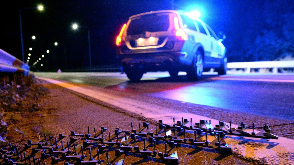 Polisen försökte stoppa föraren med spikmatta, men trots punktering som följd fortsatte bilisten färden. Nu misstänks mannen för fler brott.