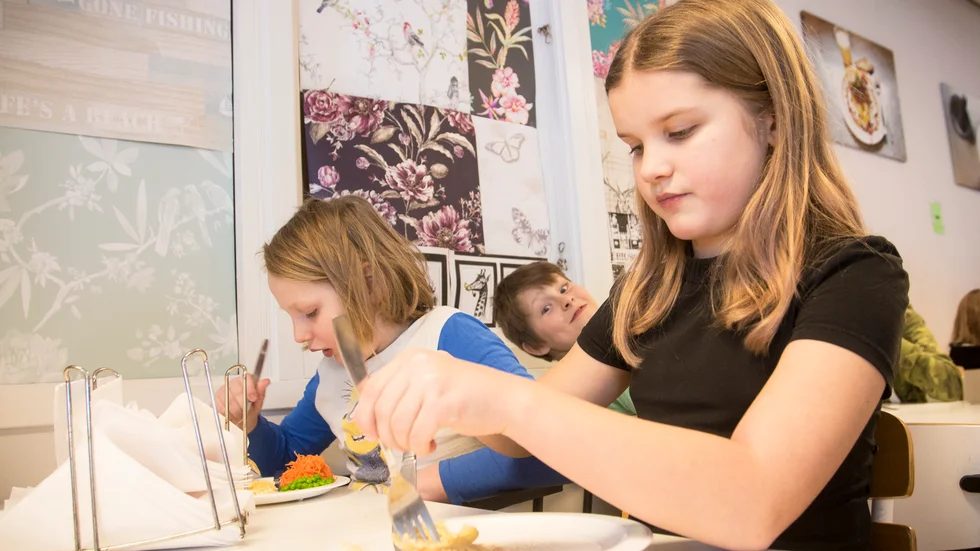 Linus Stenberg och Cassandra Talvis i färd med att avsluta den första portionen av två. Pastafjärilar är en favorit.