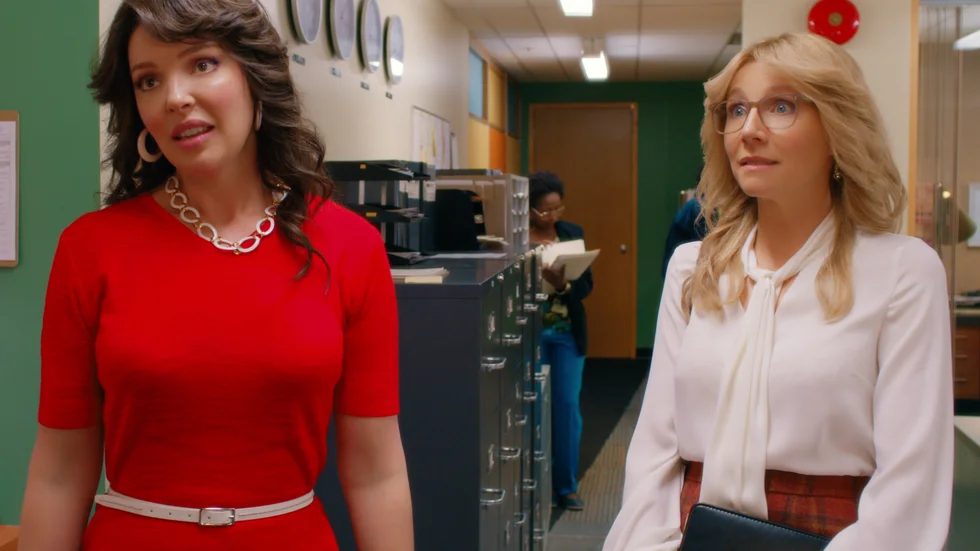 Tully (Kherine Heigl) och Kate (Sarah Chalke) slår sig in i tv-branschen på 80-talet. Pressbild.