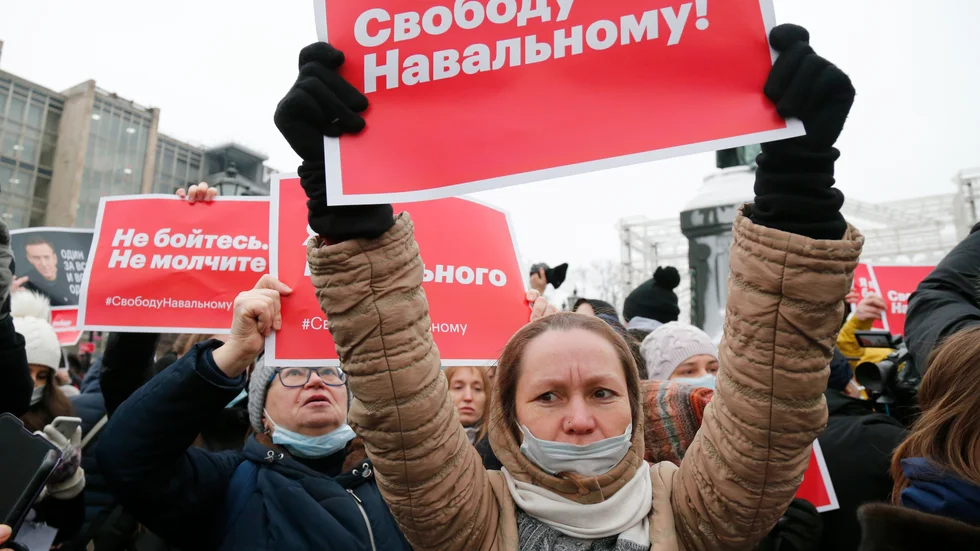 Från lördagens protester i Moskva. Kvinnan håller upp en skylt med texten "Frihet för Navalnyj". På skylten till vänster står det "Var inte rädd. Var inte tyst".
