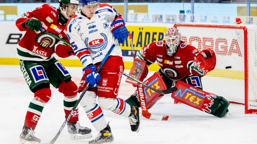 Simon Edvinsson, till vänster, under en SHL-match mot Oskarshamn. Arkivbild.