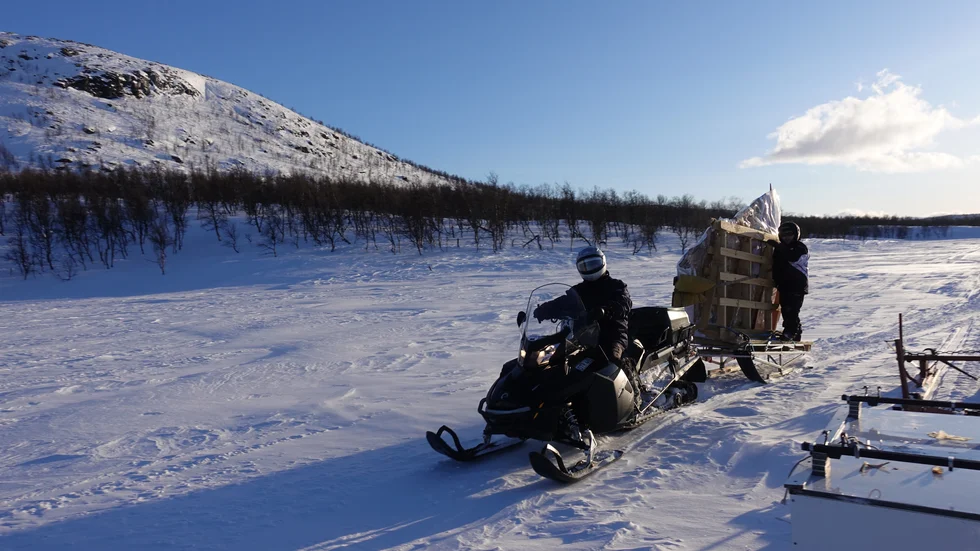 I den starka blåsten blev Lars Piraks största oljemålning närmast som ett segel och välte skoter och pulka två gånger under vägen från Parka till Jokkmokk. 