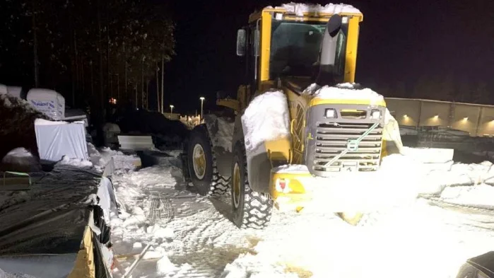När polisen kom till platsen påträffades den här hjullastaren parkerad på Ordergatan i Skellefteå. Fordonet hade kört så nära brödhögen att flera brädor skadats. Fordonet användes vid det grova rattfylleriet.