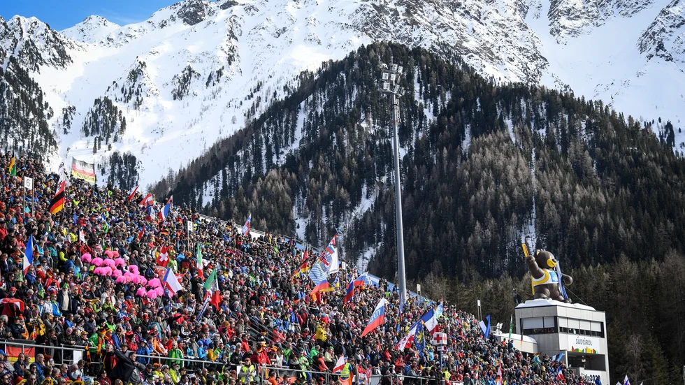 Skidskytte-VM för ett år sedan bjöd på publikfest i Antholz. I år avgörs VM i Pokljuka – troligen inför en publik bestående av vaccinerad sjukvårdspersonal. Arkivbild.