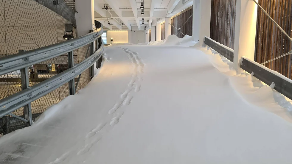"Det driver in så mycket snö att det inte går att ta sig upp längre än till plan 1, första backen upp", säger kvinnan som dagligen parkerar i Stadsberget.