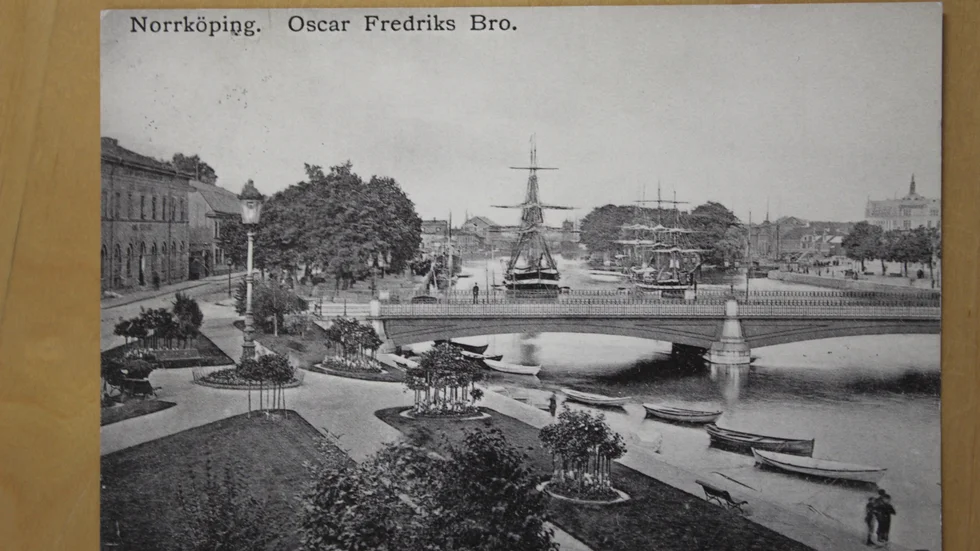 Oscar Fredriks Bro, som numera är ersatt med Saltängsbron. Kolla in skutorna bakom bron!