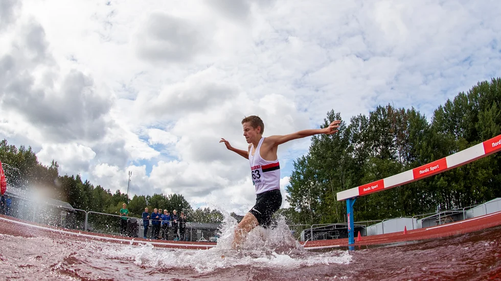 Linus Jansson i vattengraven under 2000 meter hinder-loppet.Oxelösundskillen plockade hem tre löpmedaljer på USM.