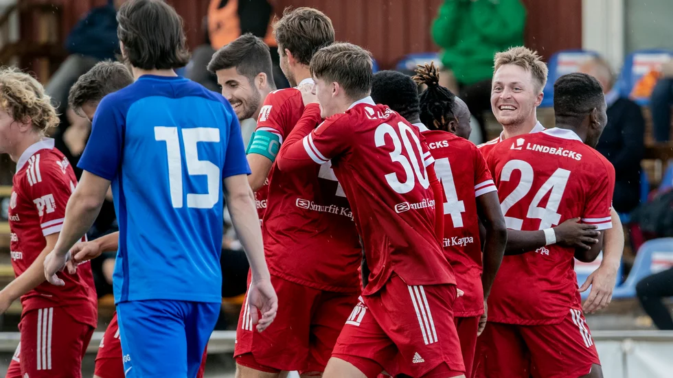 "Ska man som spelare behöva försvara sig och redovisa sin rättighet att spela i fotbollsklubben enbart på grund av sin hudfärg eller etnicitet?" ifrågasätter insändarskribenten. (Arkivbild)