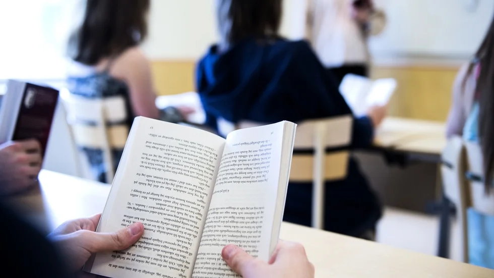Studier pekar tydligt på ett samband mellan låga avgångsbetyg från grundskolan och kriminalitet, skriver debattörerna.