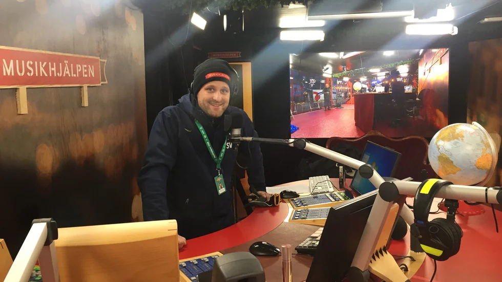 Karl-Johan Paulsson, projektledare för Musikhjälpen på SVT, i förra årets glasbur i Västerås.