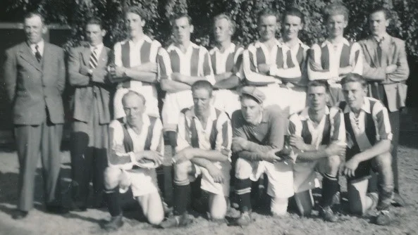 Storsjö IF årgång 1943-44, bakre raden från vänster: John Porio Karlsson, Elving Larsson, Sture Eriksson, Evert Bergkvist, Landerdahl, Ingvar Kasselstrand, Lars Kasselstrand, Harry Arvidsson, Lars Andersson. Främre raden från vänster: Strömberg, Sture Kinnmalm, Sture Bergkvist och Hans Nygren.
