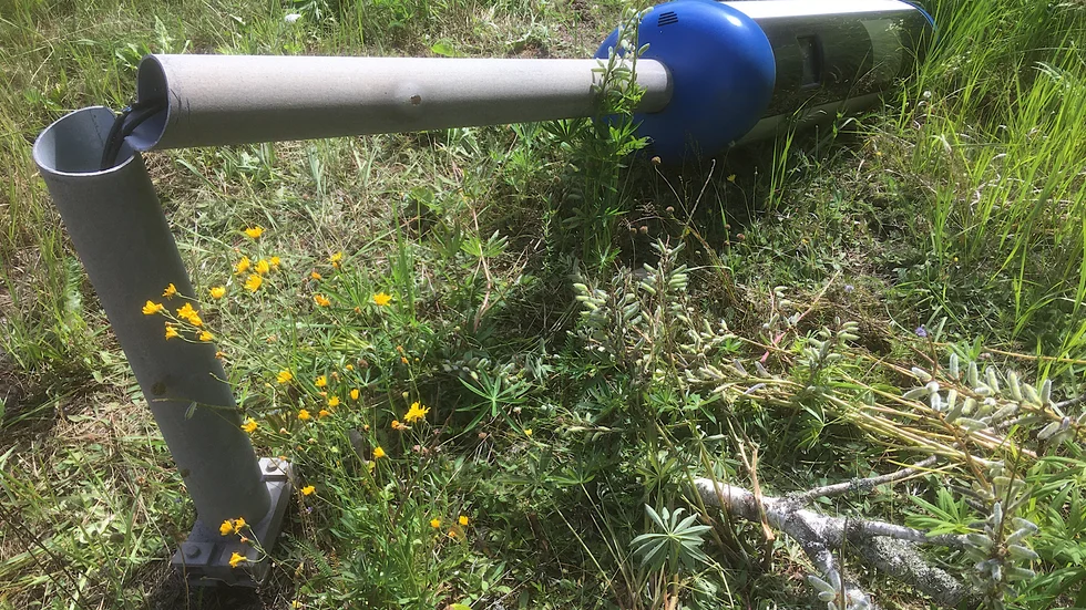 Fartkameran på riksväg 34 vid Ödhult utsattes i helgen för sabotage. Någon har sågat av stolpen och fällt kameran. Med resultat att elkablarna ligger blottade.