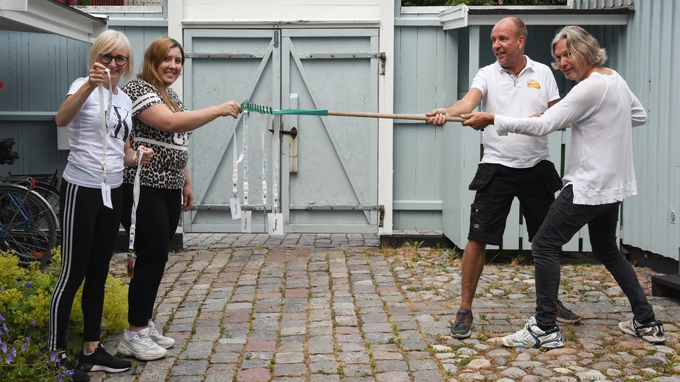 De sista biljetterna delades ut med coronasäkert avstånd. Lucy Weier och Sofia Marberg är två av de lyckliga vinnarna. Calle Åstrand och Morgan Jonsson skötte överlämnandet. 


