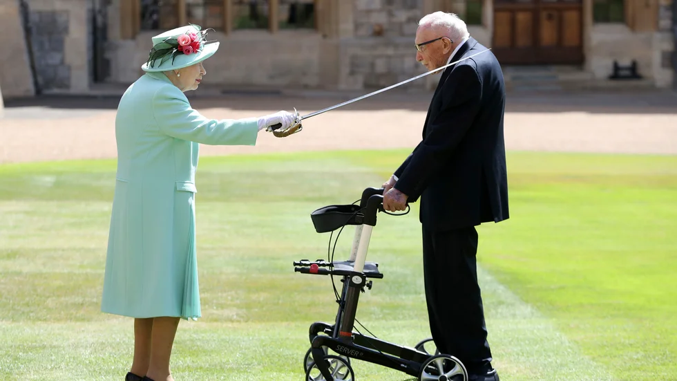 Krigsveteranen Tom Moore kan numera titulera sig "sir" sedan han adlats av Storbritanniens drottning Elizabeth II.