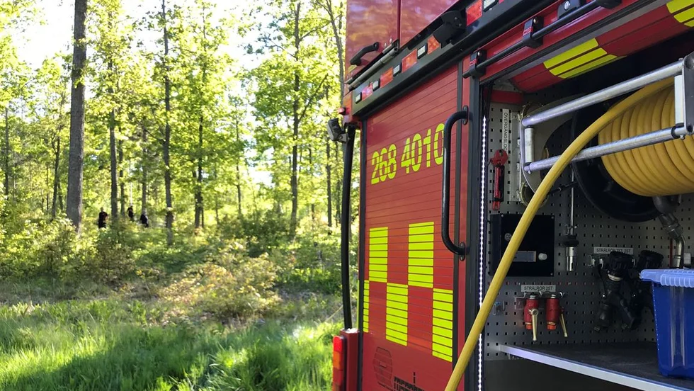 En misstänkt skogsbrand har brutit ut på Hästö utanför Arkösund.