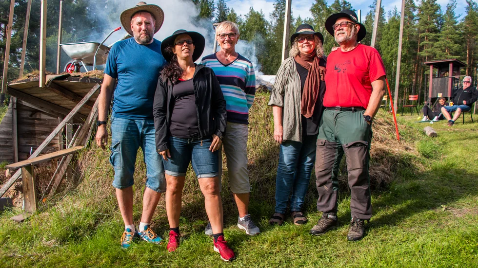 Tjärbränning i Arnemark brukar innebära folkfest, men coronaläget gjorde att partyt ställdes in. Istället blev det en familjär tillställning när tjäran brändes hos familjen Ceder. Här Lars Lundkvist, Johanna Ceder, Maggie Lundkvist, Tora Ceder och Tage Ceder.