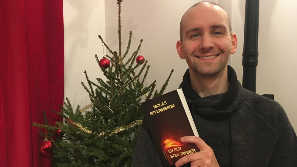 Vägen tillbaka efter diagnosen panikångestsyndrom har varit lång och snårig. Under ett år var Niclas Severinsson sjukskriven och den tiden ägnade han åt att skriva deckardebuten "En eld som brinner".