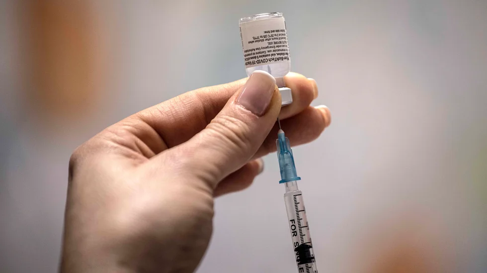 Inget tyder på att de vaccin som utvecklats inte skyddar mot muterade coronavirus.