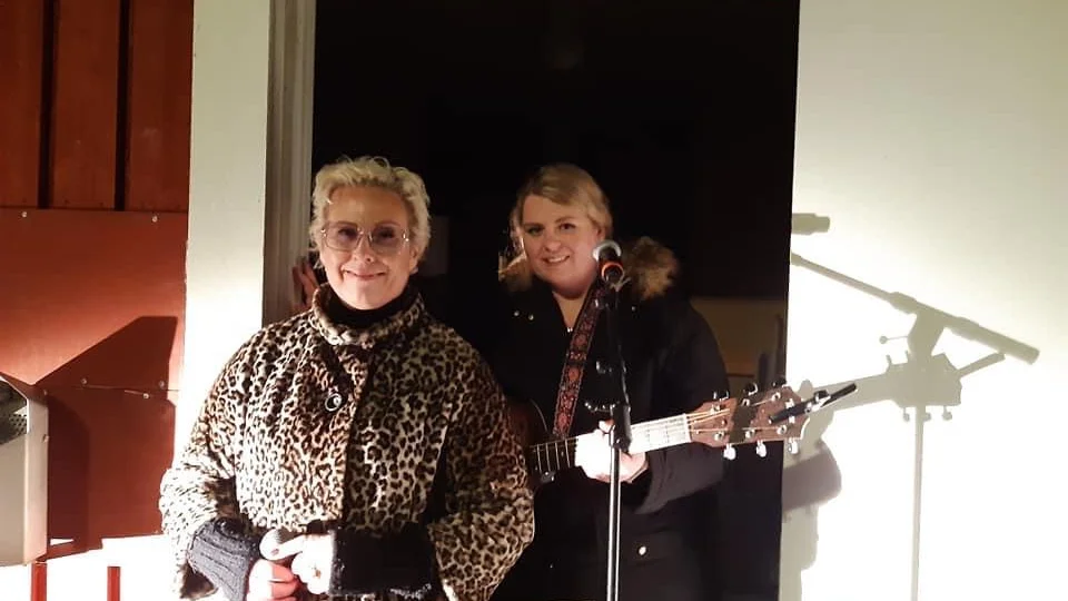 Anna Landucci och Lina Edgar sjöng och spelade julsånger för gruppboenden på torsdagkvällen.