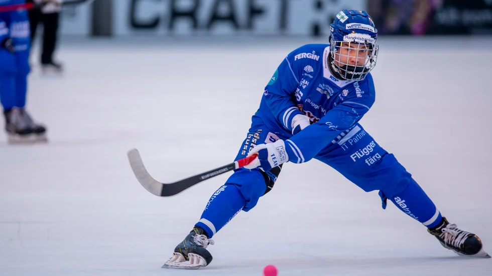 Nicklas Ögren  drog på en soloräd i de elfte minuten. En räd som lyckades och han gjorde matchens första mål. 