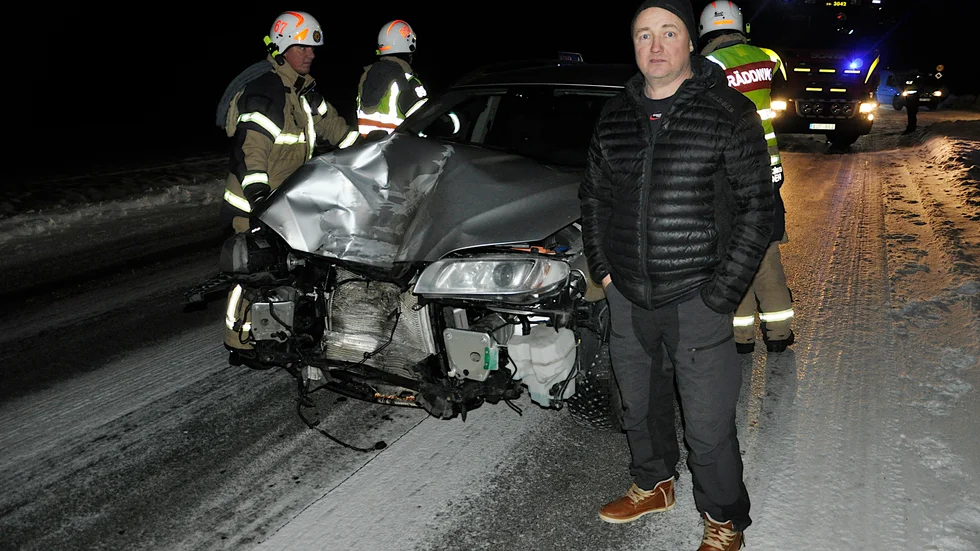 Det blev en rejäl smäll när lastbilsdäcket träffade Jörgen Johanssons Volvo V 70 på väg 97. "Jag var på väg hem och plötsligt smällde det bara till."