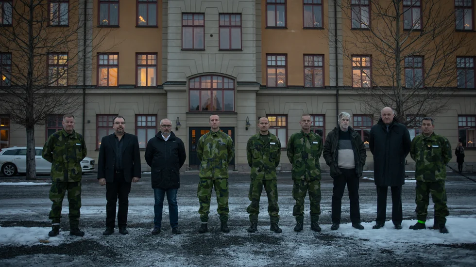 Fr.v: Ställföreträdande regementschefen Nils Johansson, kapten Tomas Ekström och  major Mikael Keisu som båda avtackats med ålderspension, fanjunkare Andreé Gillberg, kapten Tomas Vestman och förvaltare Esko Hakasalo som alla tre avtackats för att de ska tjänstgöra vid annat förband i Försvarsmakten samt löjtnant Michael Svedhamre och major Ben Påhlsson som avtackades med ålderspension, Längst till höger regementsförvaltare Ted Strömbäck.