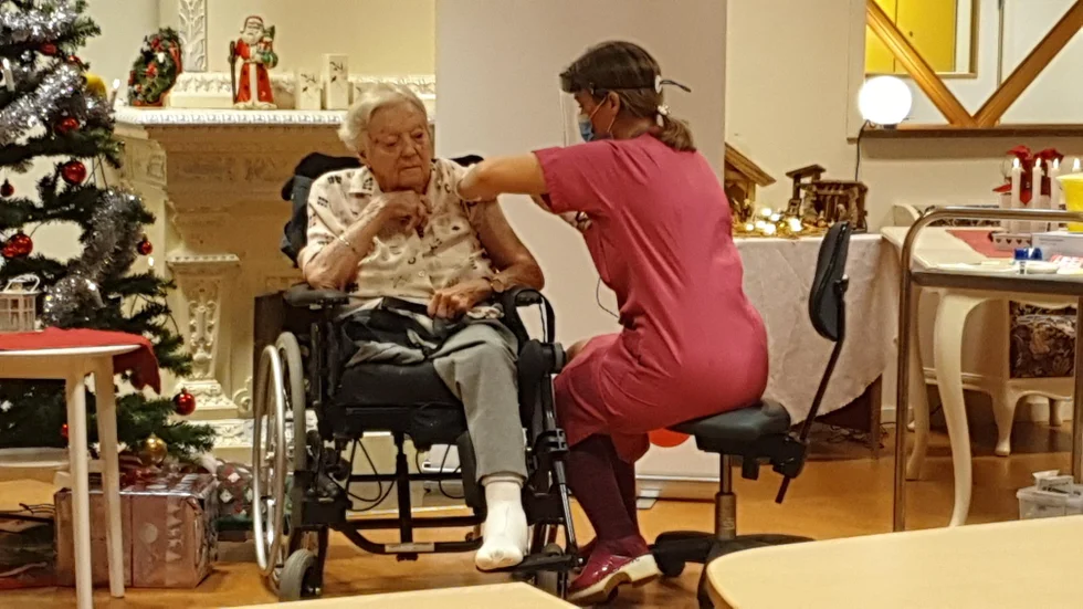 Gun-Britt Jonsson från Mjölby fick första sprutan vaccin i Sverige den 27 december i fjol.