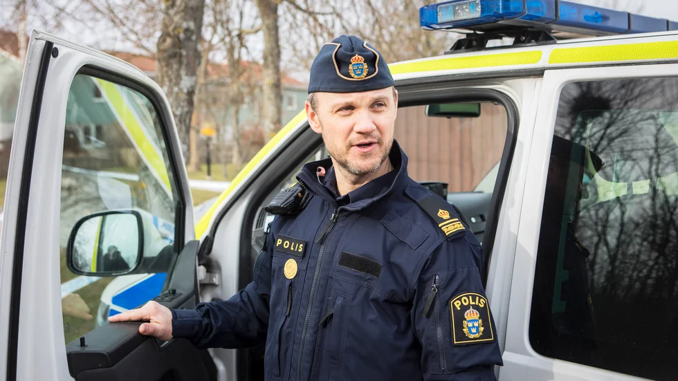 Polisen arbetar både med att stötta målsägande i utredningar och med erbjuda gärningsmän stöd så att de kan sluta med sitt våldsamma beteende, framhåller Tobias Engström.