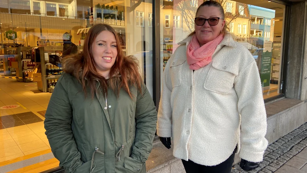 "Jag förstår att de måste ha kö, men man får inte vara för stressad", säger Torhild Svendsen (höger) som köade tillsammans med dottern Nina Svendsen.