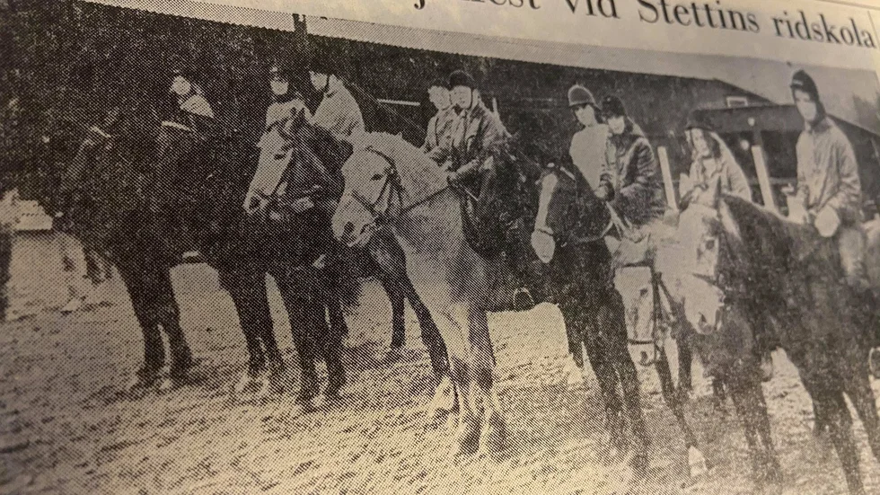 Kuriren för 50 år sedan: De nio finalisterna i Stettinmästerskapen. Fr vänster Eva Moberg (Grimm), Irene Johansson (My Prince), Göran Sund (Harris), Cecilia Dittmer (Flash), Lisbet Andersson (Boss), Hilka Eriksson (Blue Magic), Gunilla Persson (Sarif), Annika Galvensjö (Grani) och Anna-Lena Ek (Dusty).