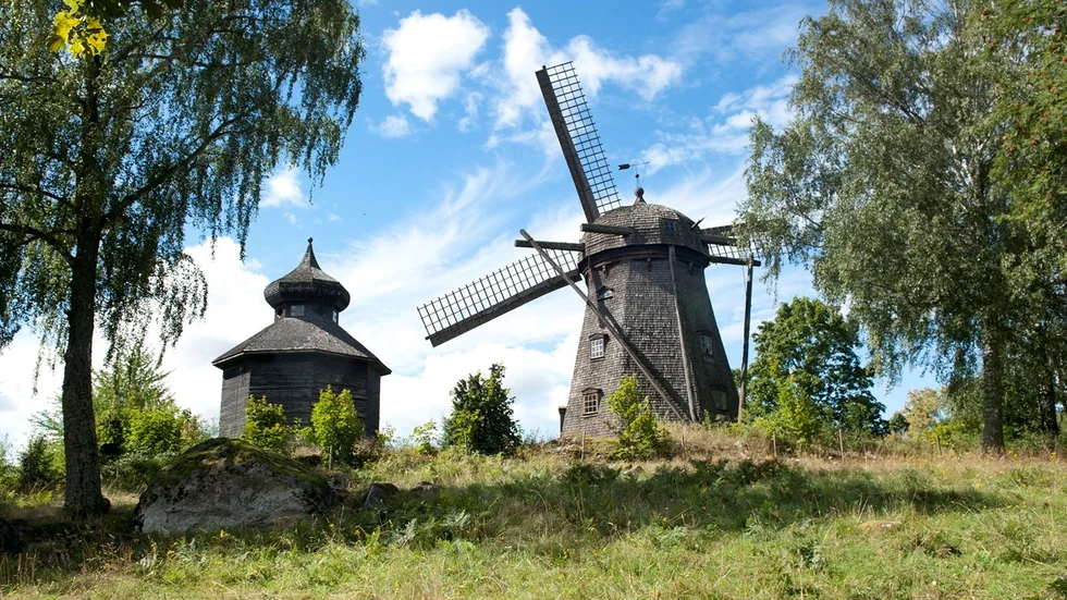 Den unika väderkvarnen i Julita. Det översta spåntaket ska restaureras, med hjälp av bidrag från Länsstyrelsen i Södermanland. 