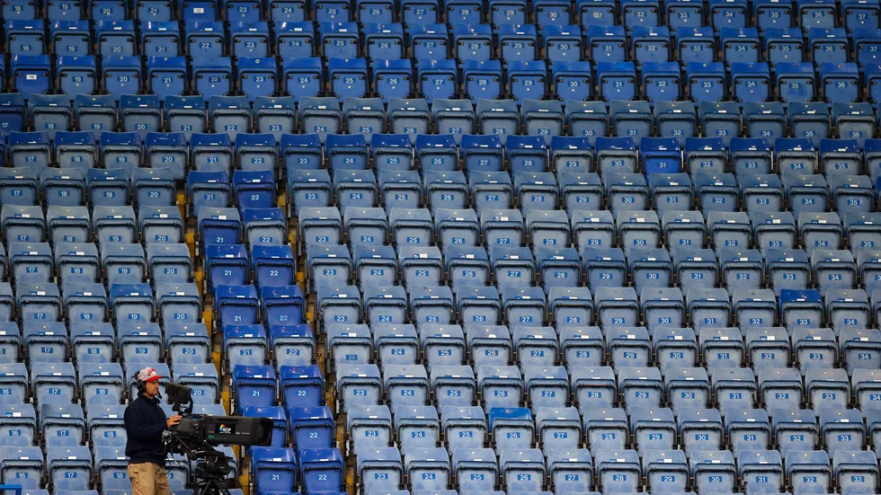 En ensam kameraman på läktaren när Chelsea mötte Norwich tidigare i sommar. Nu tillåts ett begränsat antal åskådare i ett pilotprojekt där åtta engelska fotbollsklubbar ingår.