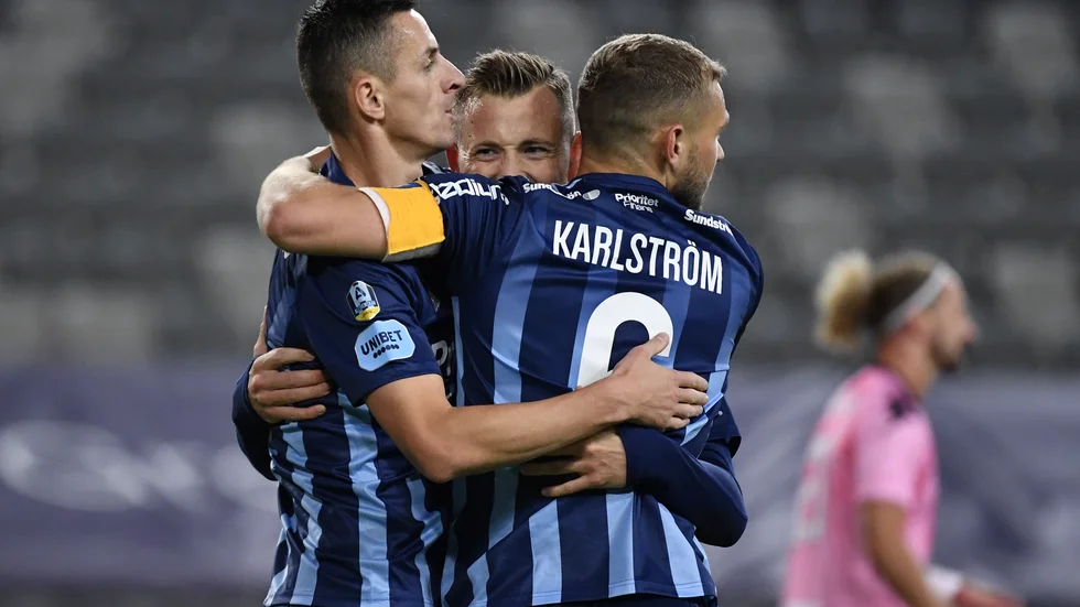 Djurgårdens Fredrik Ulvestad (mitten) jublar efter sitt 2-1-mål.
