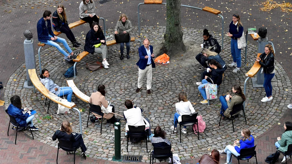 Professor Edward Nieuwenhuis undervisar sina 25 studenter utomhus.
