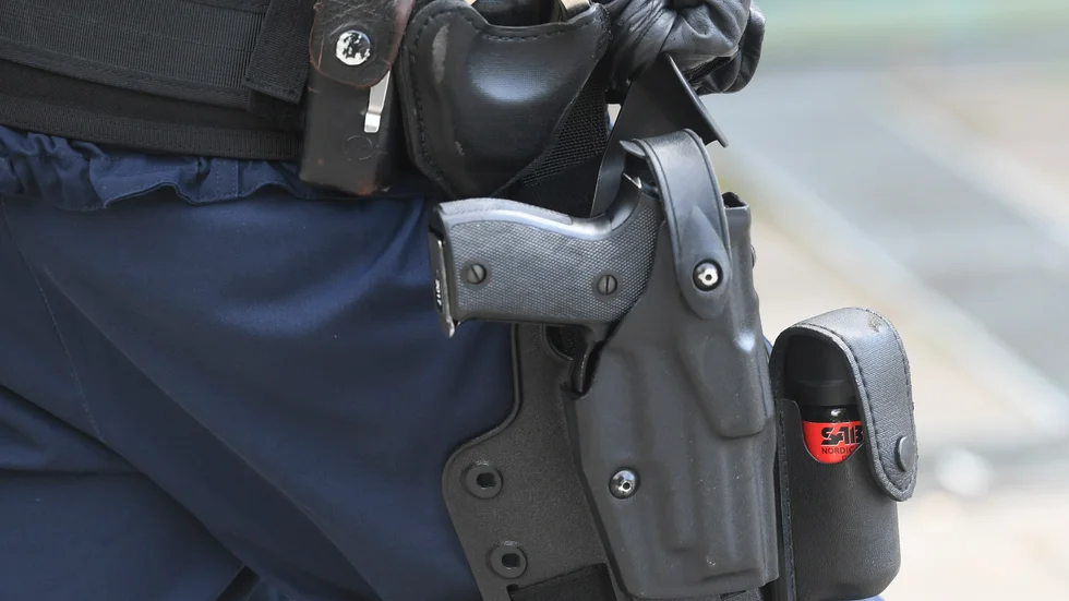 Polisen fick ta till både pepparspray och handfängsel mot den våldsamma kroggästen.